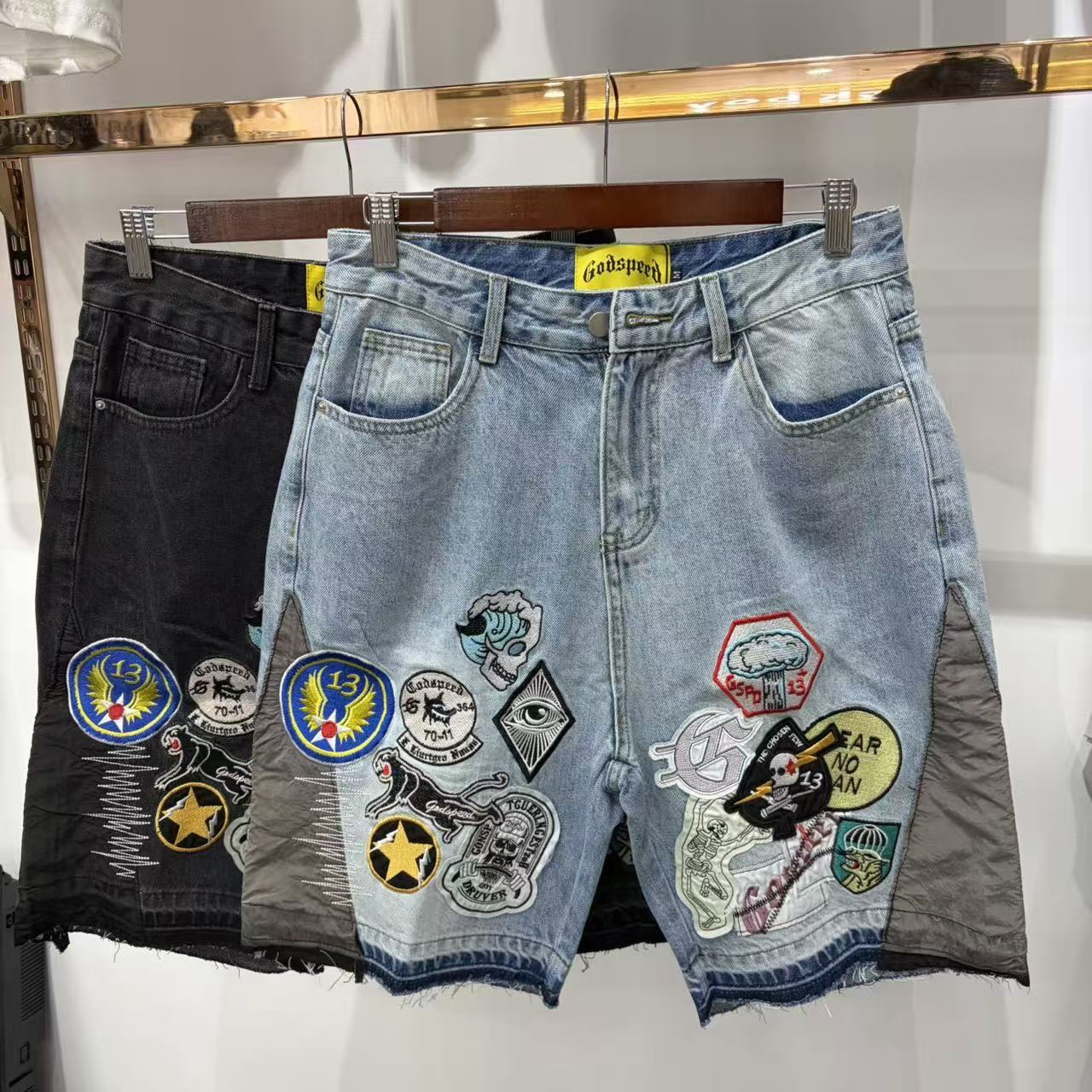 Shorts de Mezclilla con Parches Decorativos
