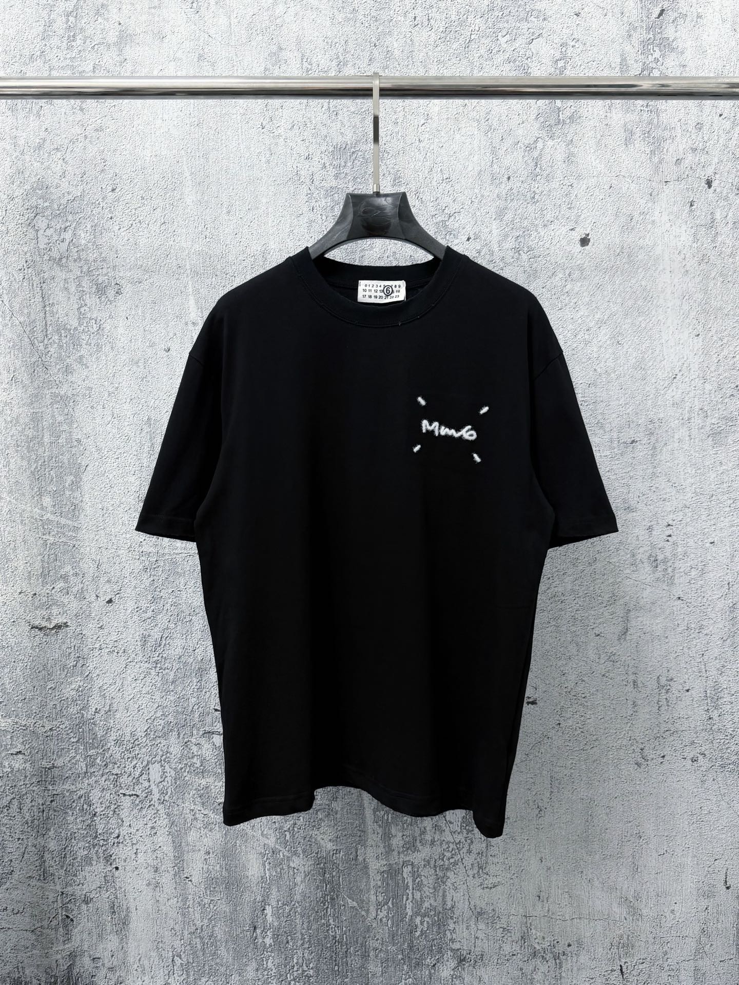 Camiseta MM6 Maison Margiela Bordada – Black