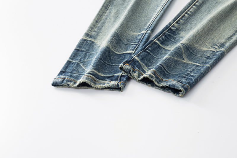 Jeans Azul Lavado con Roturas y Parches de Contraste