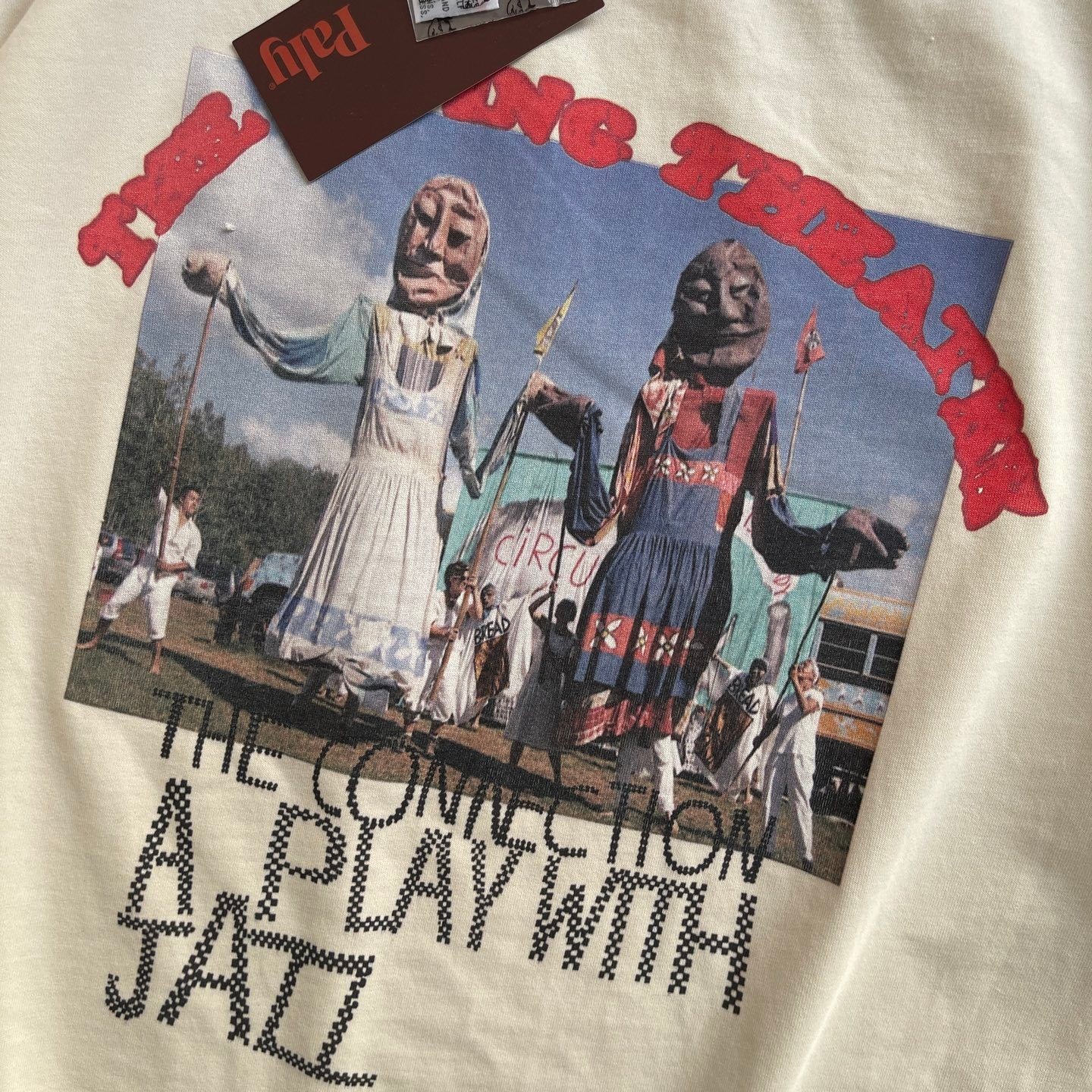 Camiseta gráfica crema estilo retro / Camiseta con impresión artística y desgastes