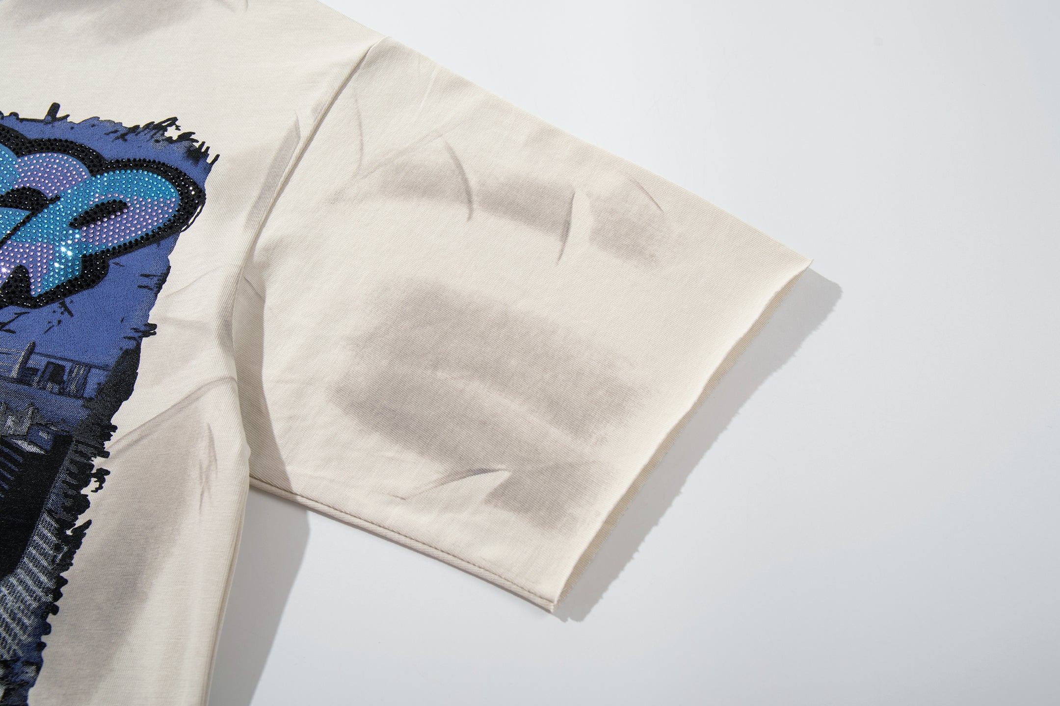 Camiseta Corta Urbana BKYS "Disaster" - Off-White / Gris Claro