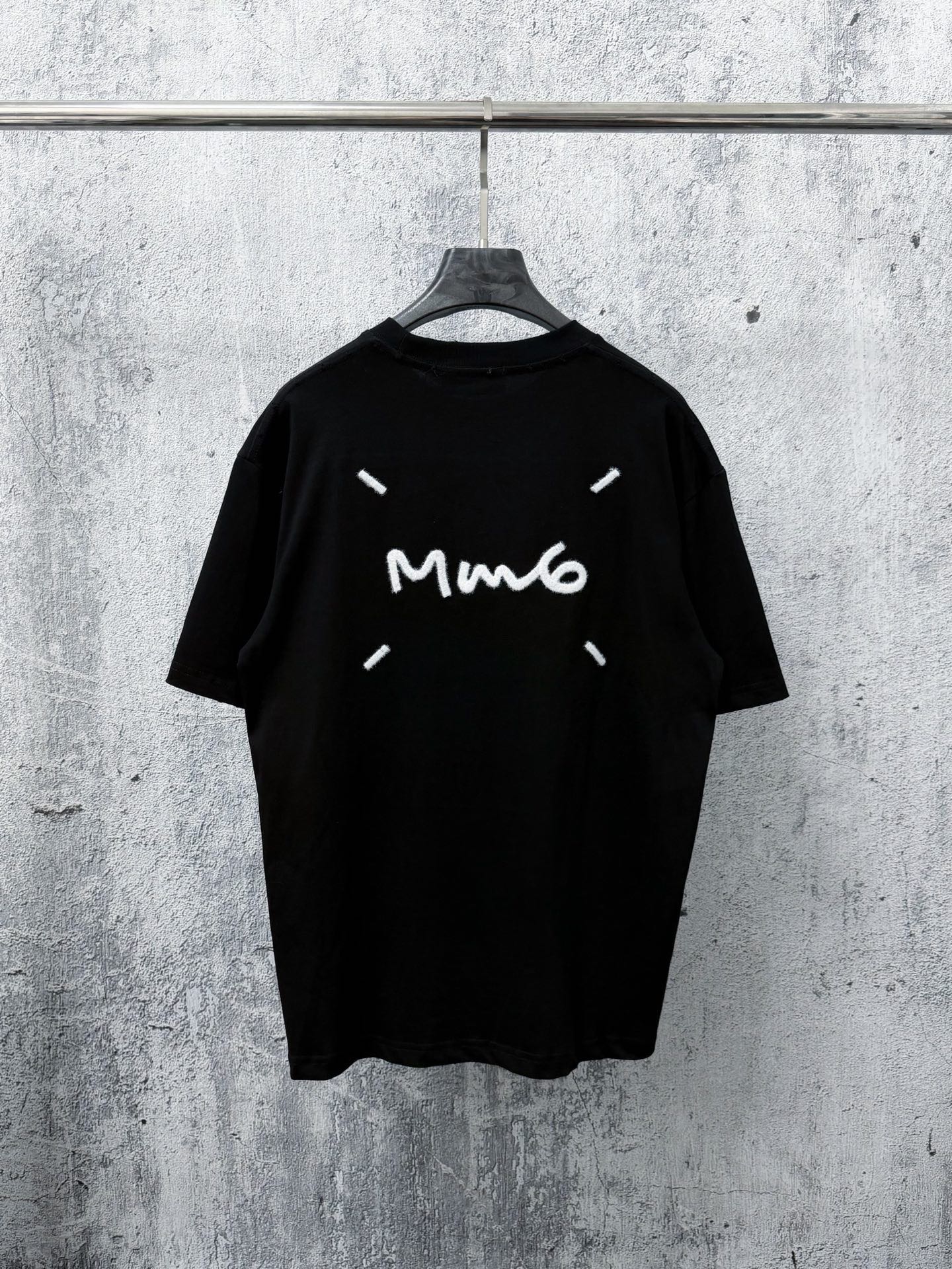 Camiseta MM6 Maison Margiela Bordada – Black