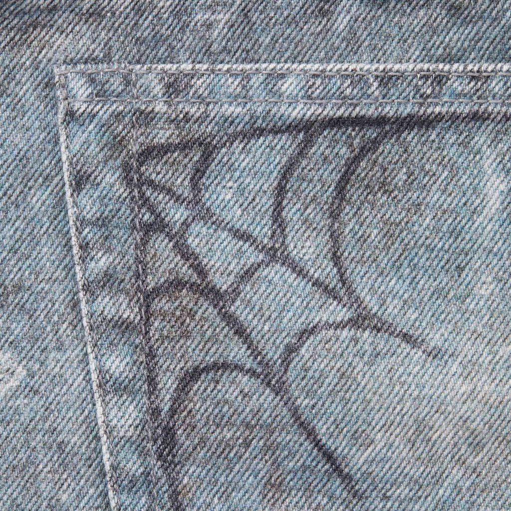 Jeans Supreme – Lavado Desgastado con Gráficos y Parches