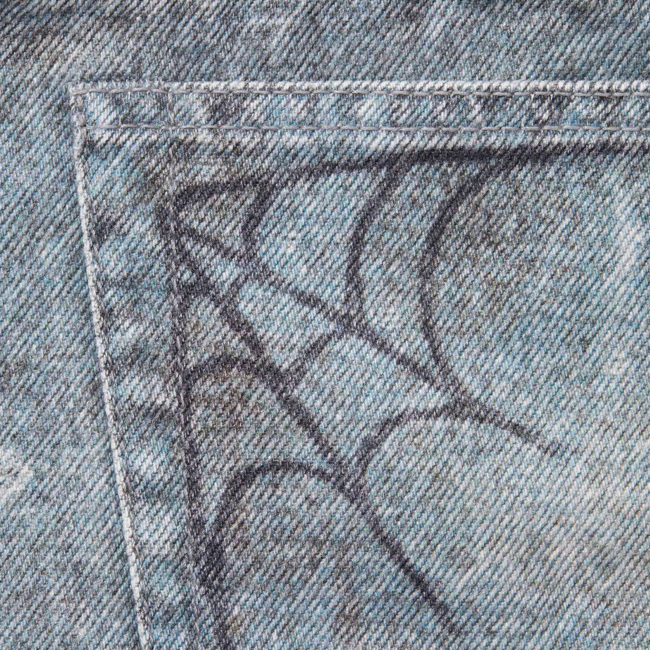 Jeans Supreme – Lavado Desgastado con Gráficos y Parches