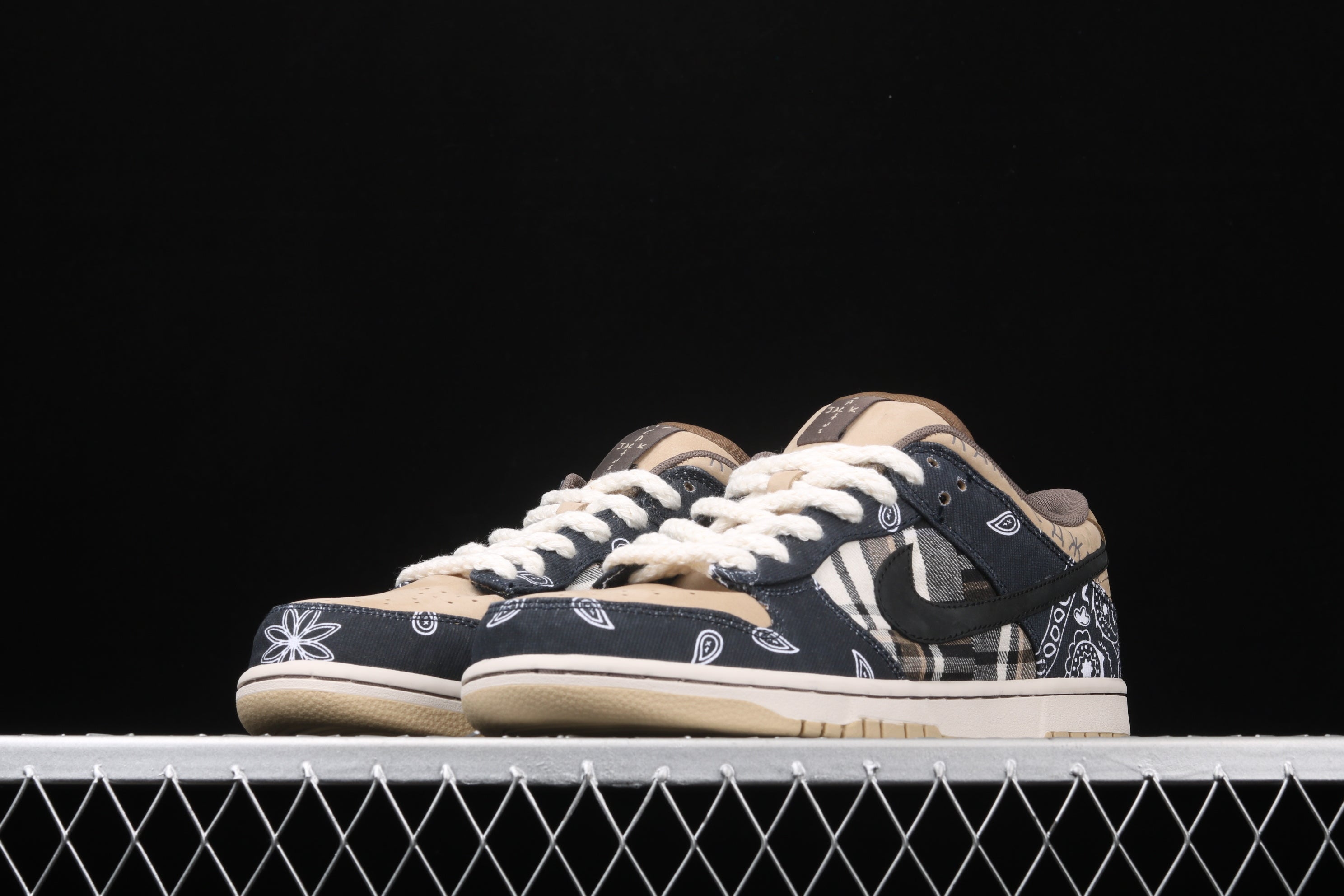 Zapatillas estilo low con estampado bandana / Zapatillas diseño exclusivo combinado