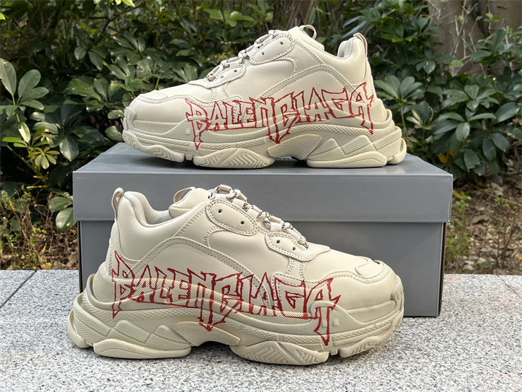 Balenciaga Triple S "DIY Metal" en tono crema/beige con grafiti rojo