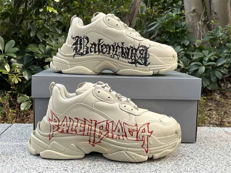 Balenciaga Triple S "DIY Metal" en tono crema/beige con grafiti rojo
