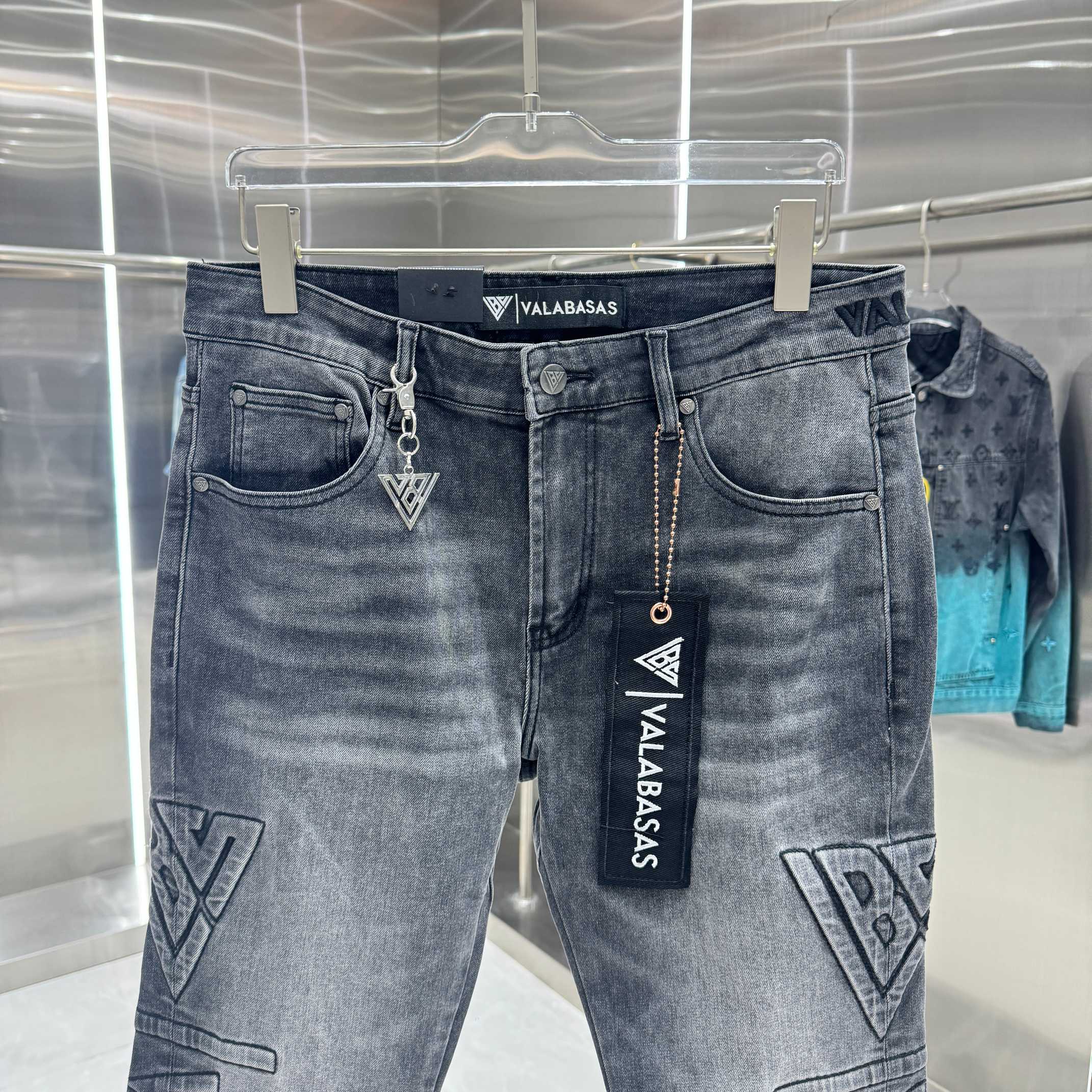 Pantalones vaqueros Valabasas con logotipos en relieve y corte acampanado
