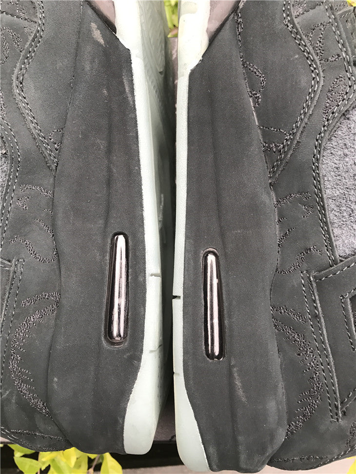 Air Jordan 4 Retro x KAWS 'Black' (Edición Limitada)