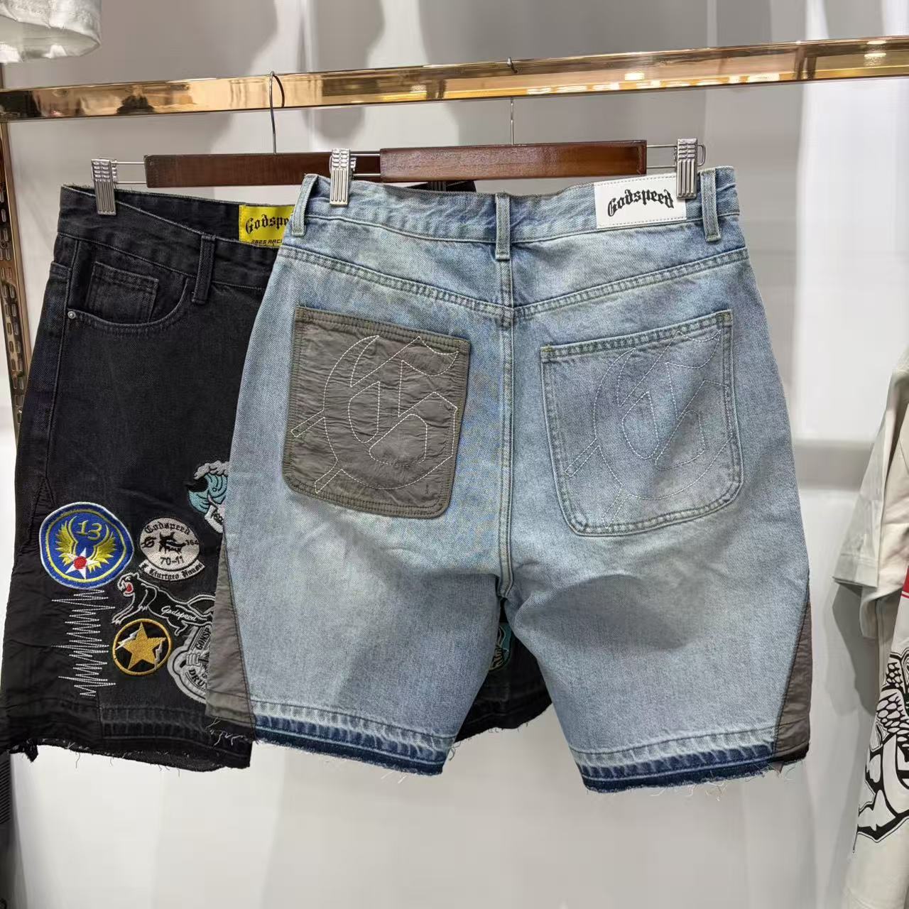 Shorts de Mezclilla con Parches Decorativos