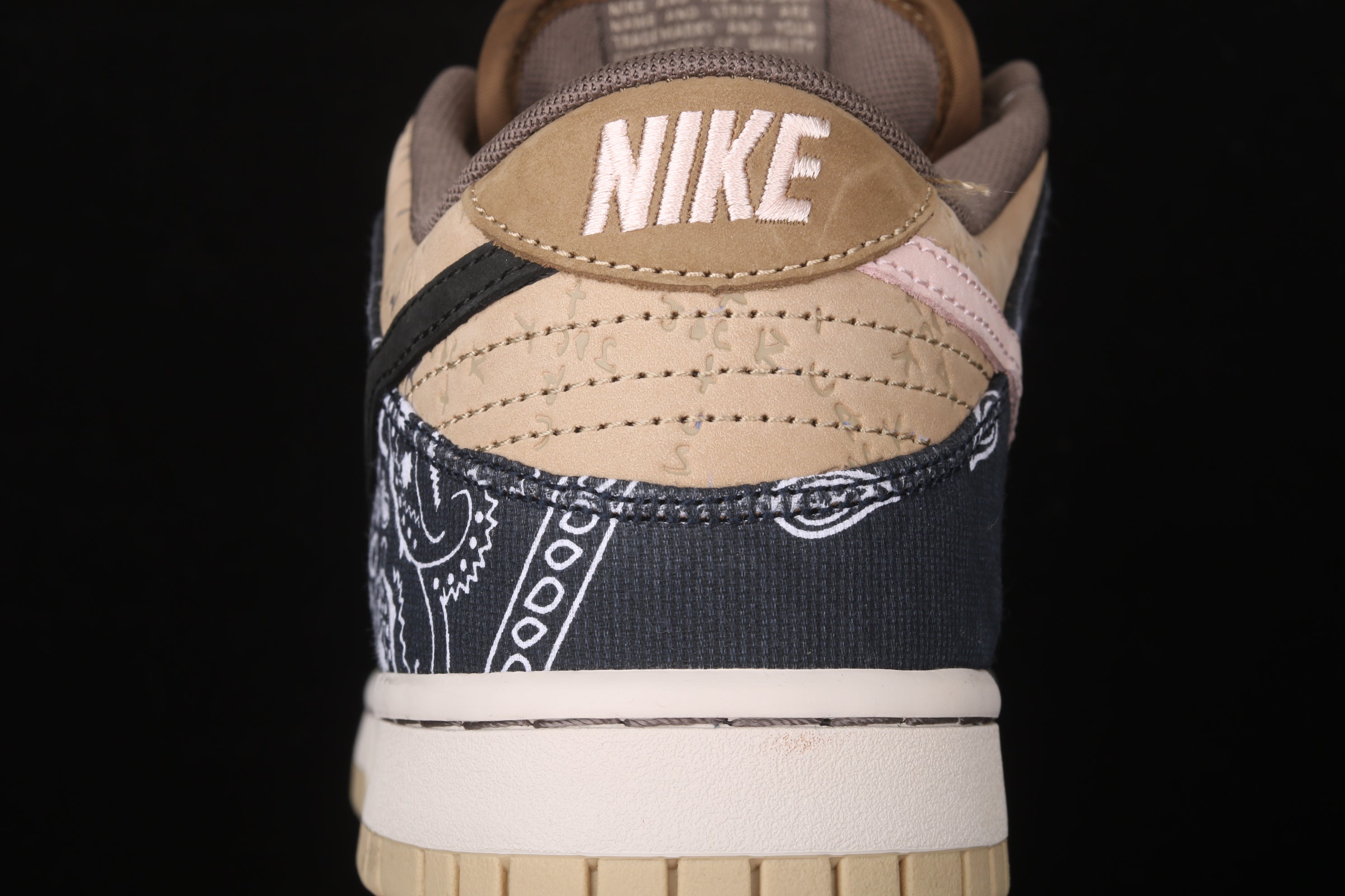 Zapatillas estilo low con estampado bandana / Zapatillas diseño exclusivo combinado