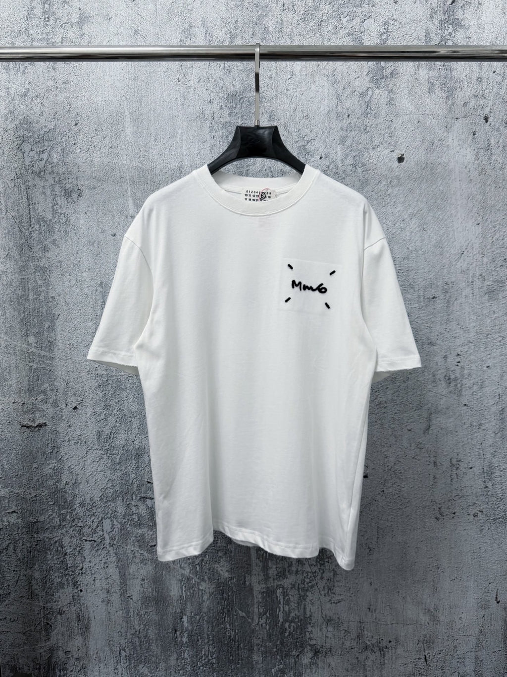Camiseta MM6 Maison Margiela Bordada – Black