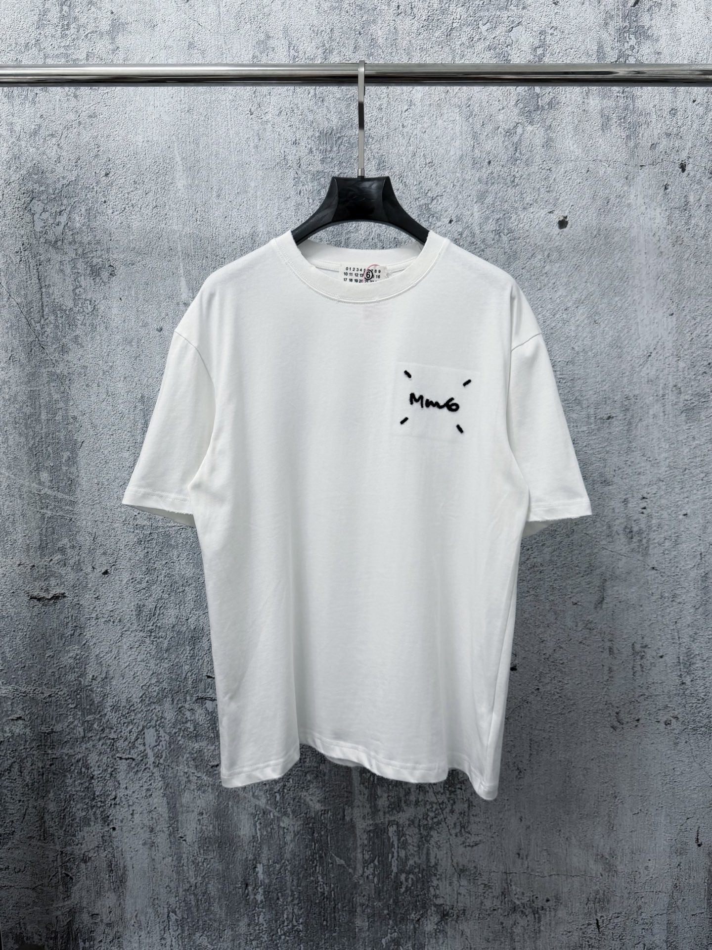 Camiseta MM6 Maison Margiela Bordada – Black