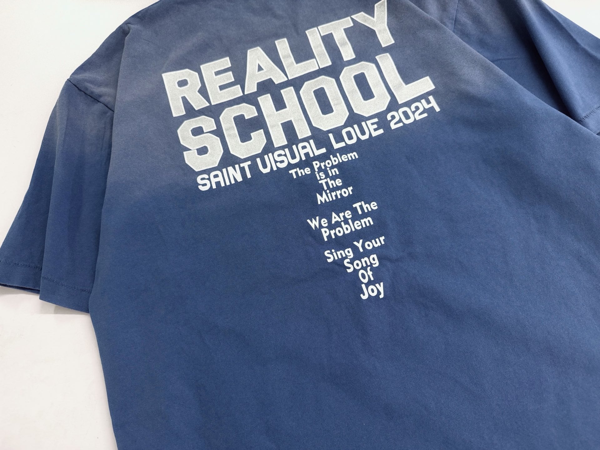 Camiseta gráfica azul desgastada / Camiseta estilo vintage con impresión "Reality School"