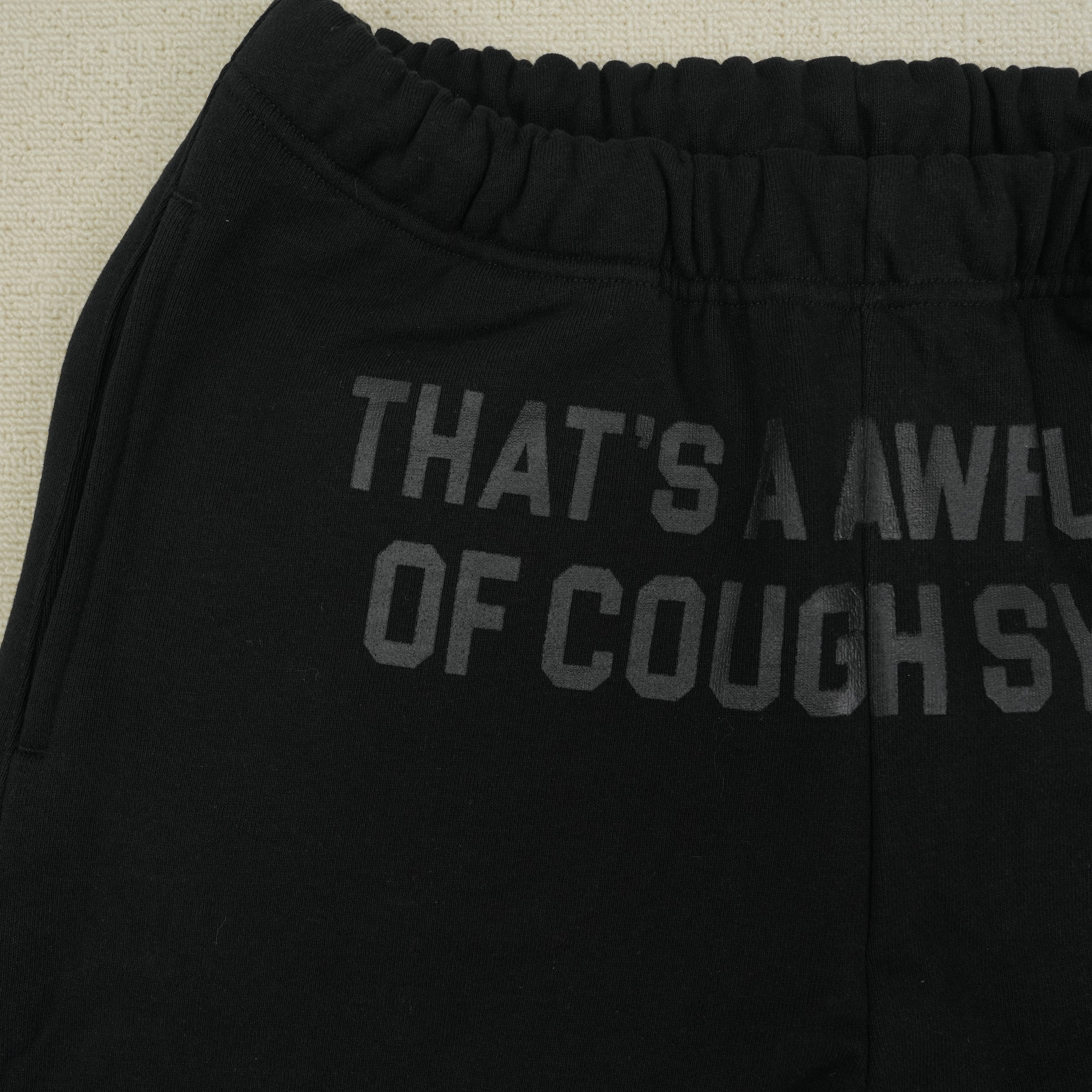 Pantalón Deportivo Negro con Texto – Estilo Urbano