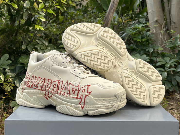 Balenciaga Triple S "DIY Metal" en tono crema/beige con grafiti rojo