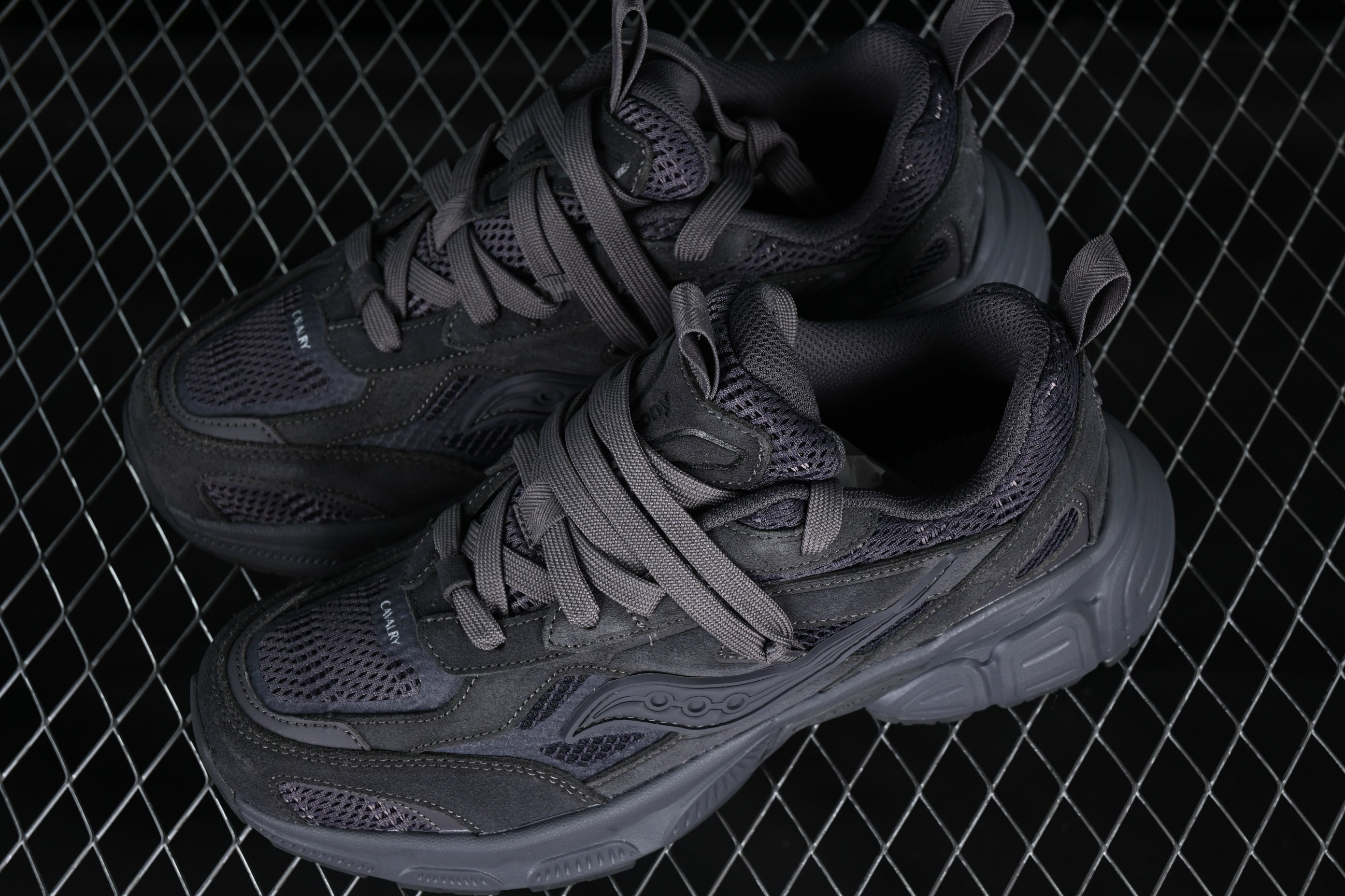 Zapatillas estilo retro chunky gris oscuro / Zapatillas deportivas diseño técnico