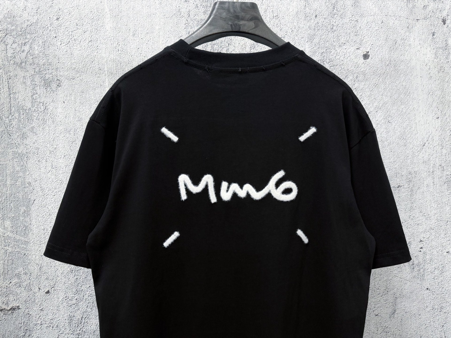 Camiseta MM6 Maison Margiela Bordada – Black