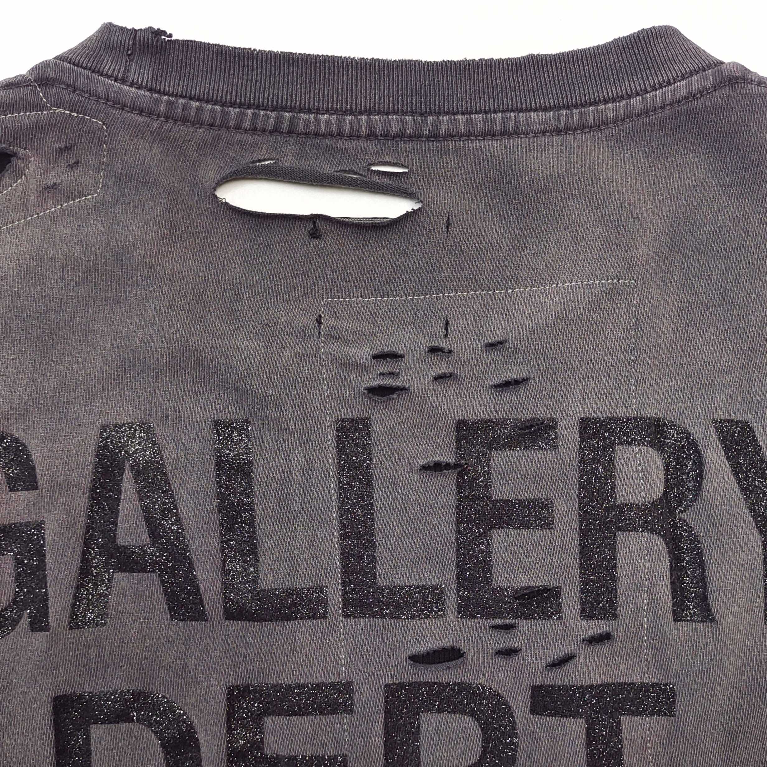 Camiseta Gallery Dept. – Lavado Carbón con Detalles Desgastados