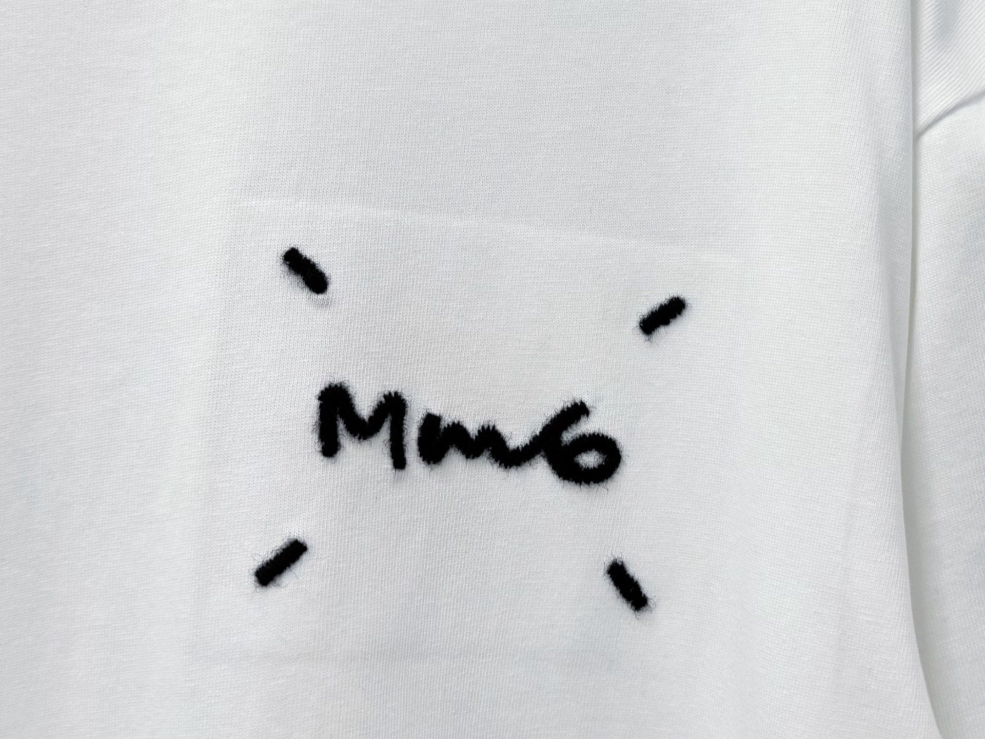 Camiseta MM6 Maison Margiela Bordada – Black