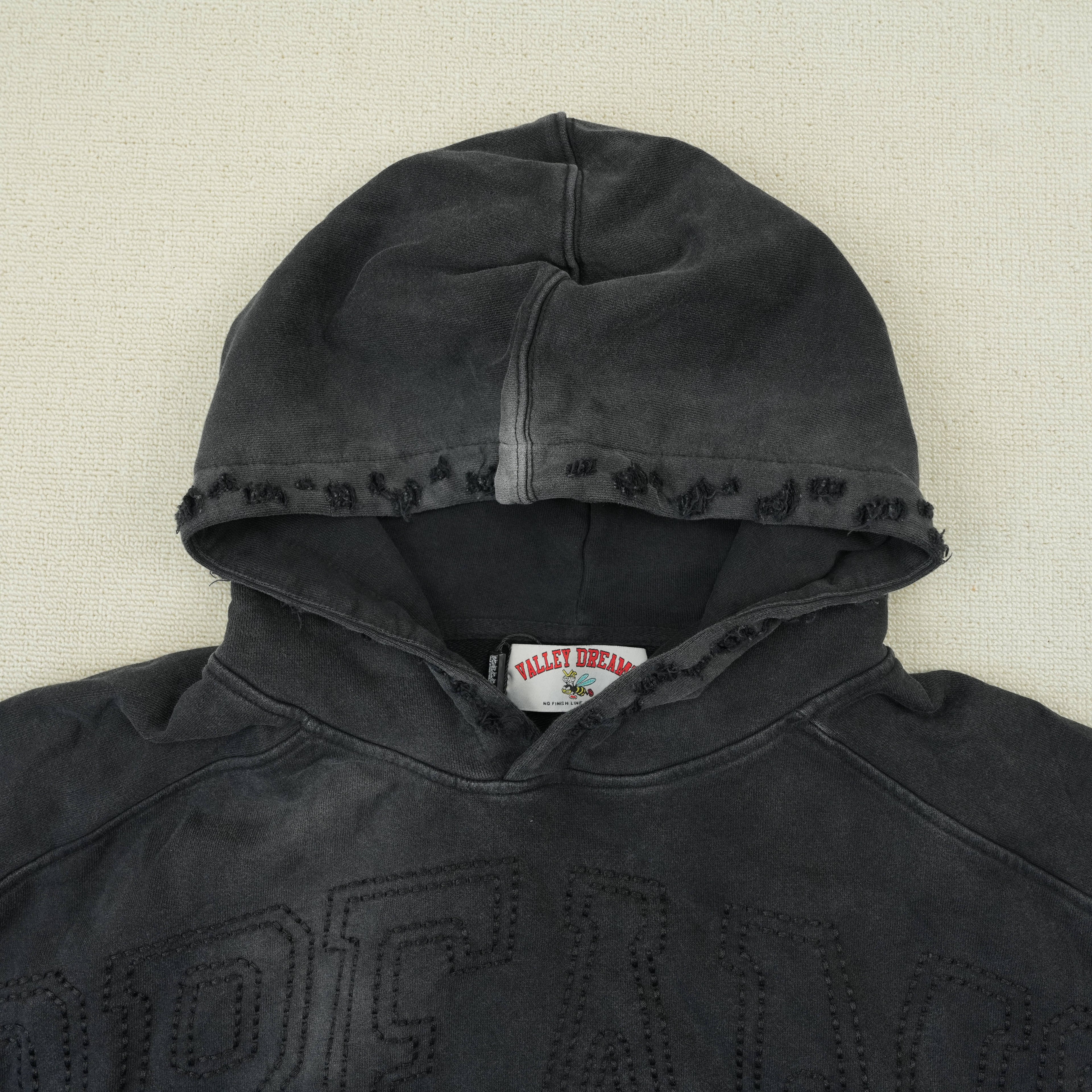 Sudadera con Capucha Negra Lavado Desgastado "Valley Dreams Forever"