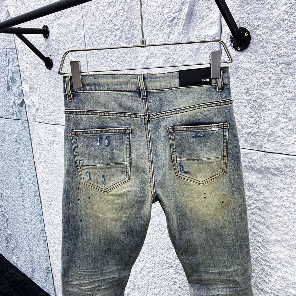 Jeans Azul Vintage con Roturas y Parches Rayados