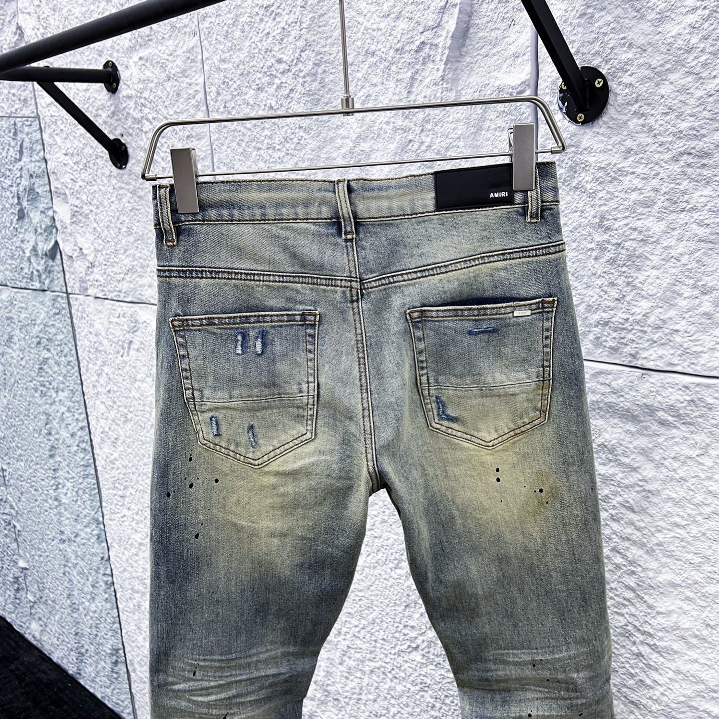 Jeans Azul Vintage con Roturas y Parches Rayados