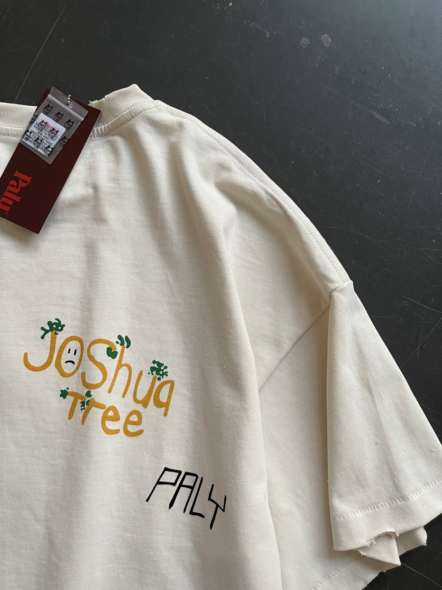 Camiseta gráfica crema con desgastes / Camiseta estilo retro con frases y dibujos