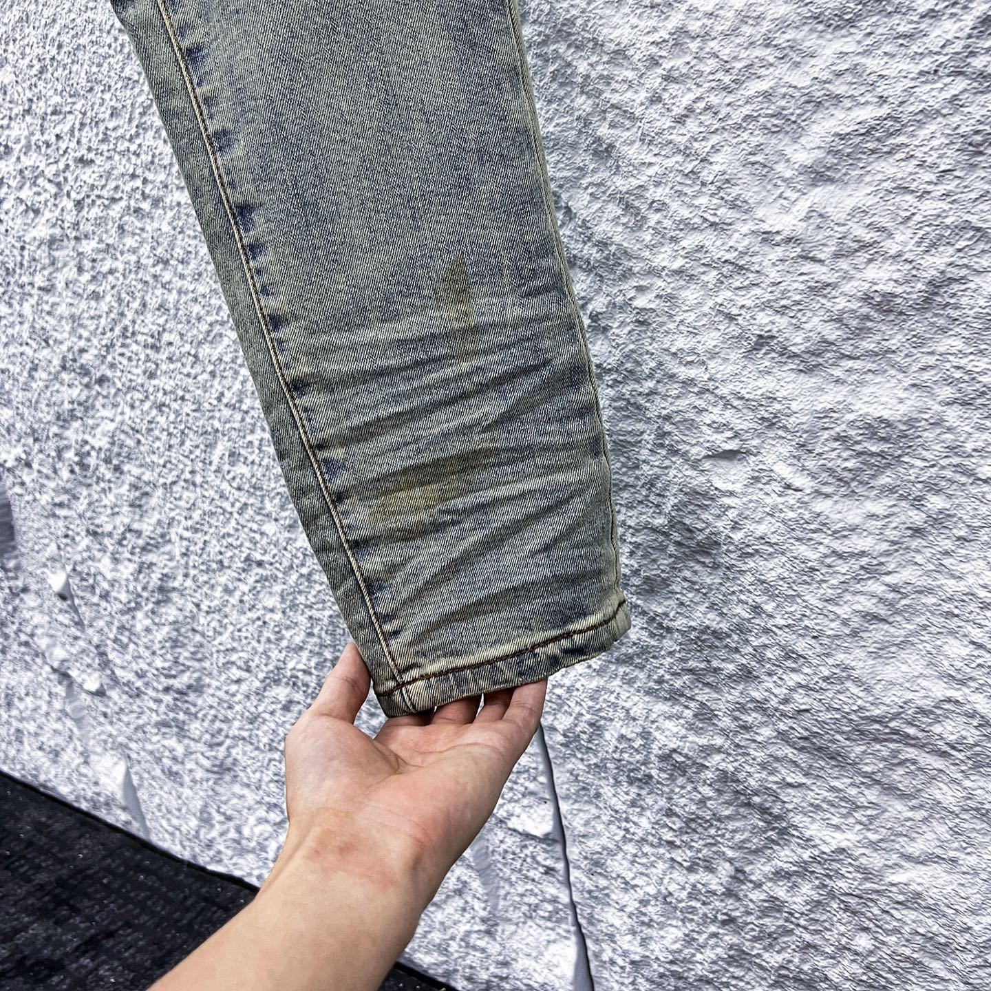 Jeans Azul Vintage con Roturas y Parches Rayados