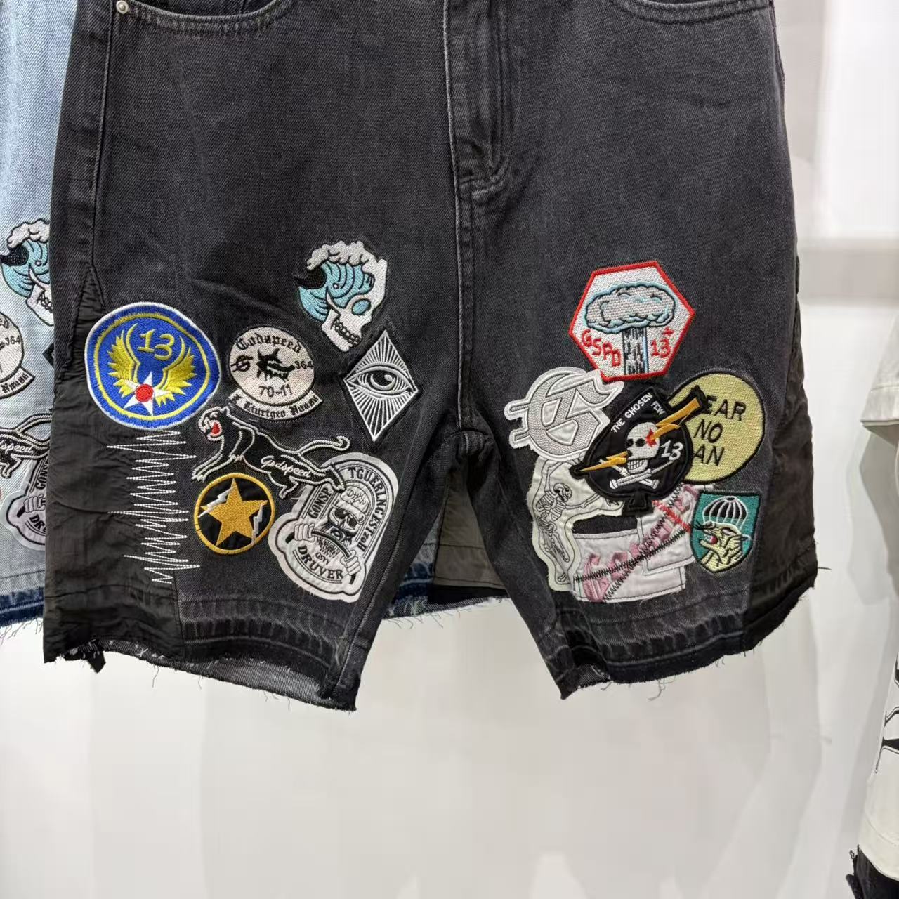 Shorts de Mezclilla con Parches Decorativos