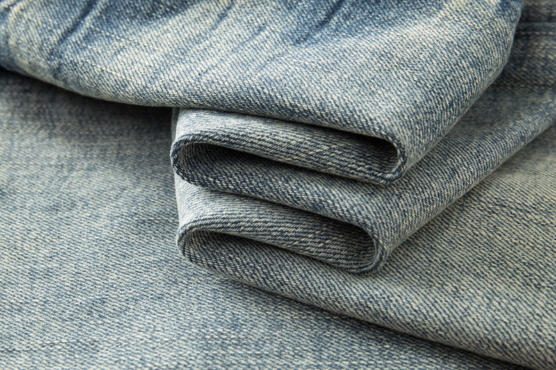 Jeans Azul Lavado con Roturas y Parches de Contraste