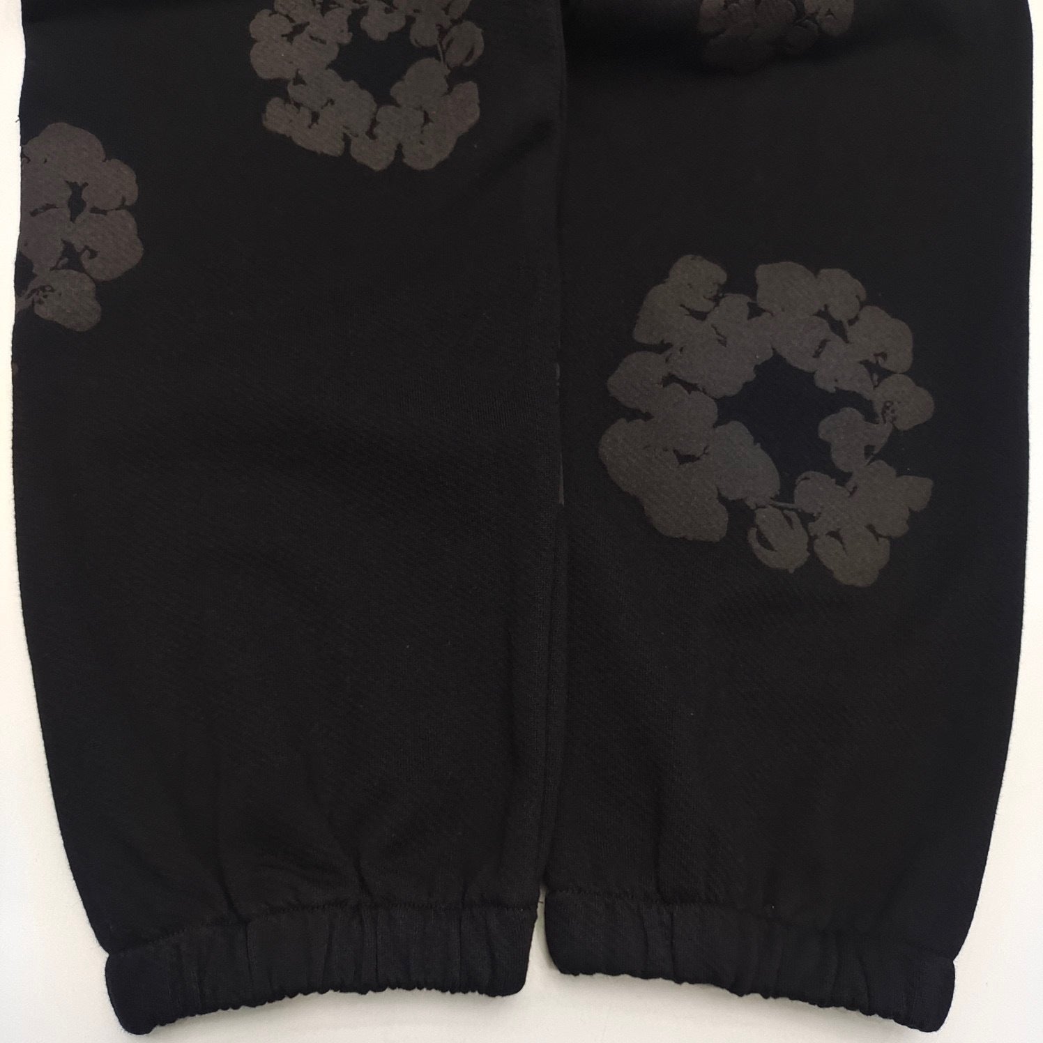 Pantalones Denim Tears – Diseño Corona de Flores Negro