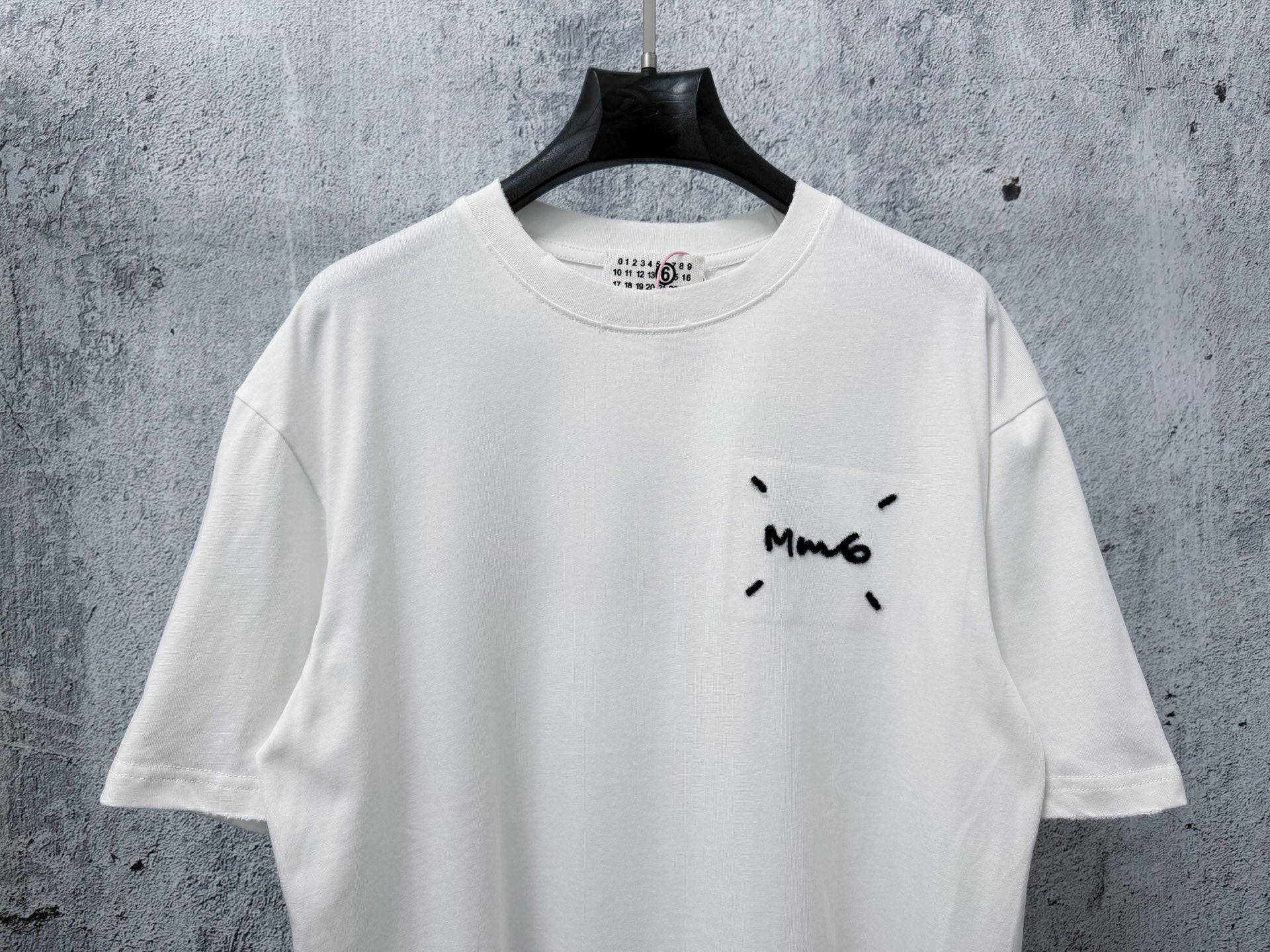Camiseta MM6 Maison Margiela Bordada – Black