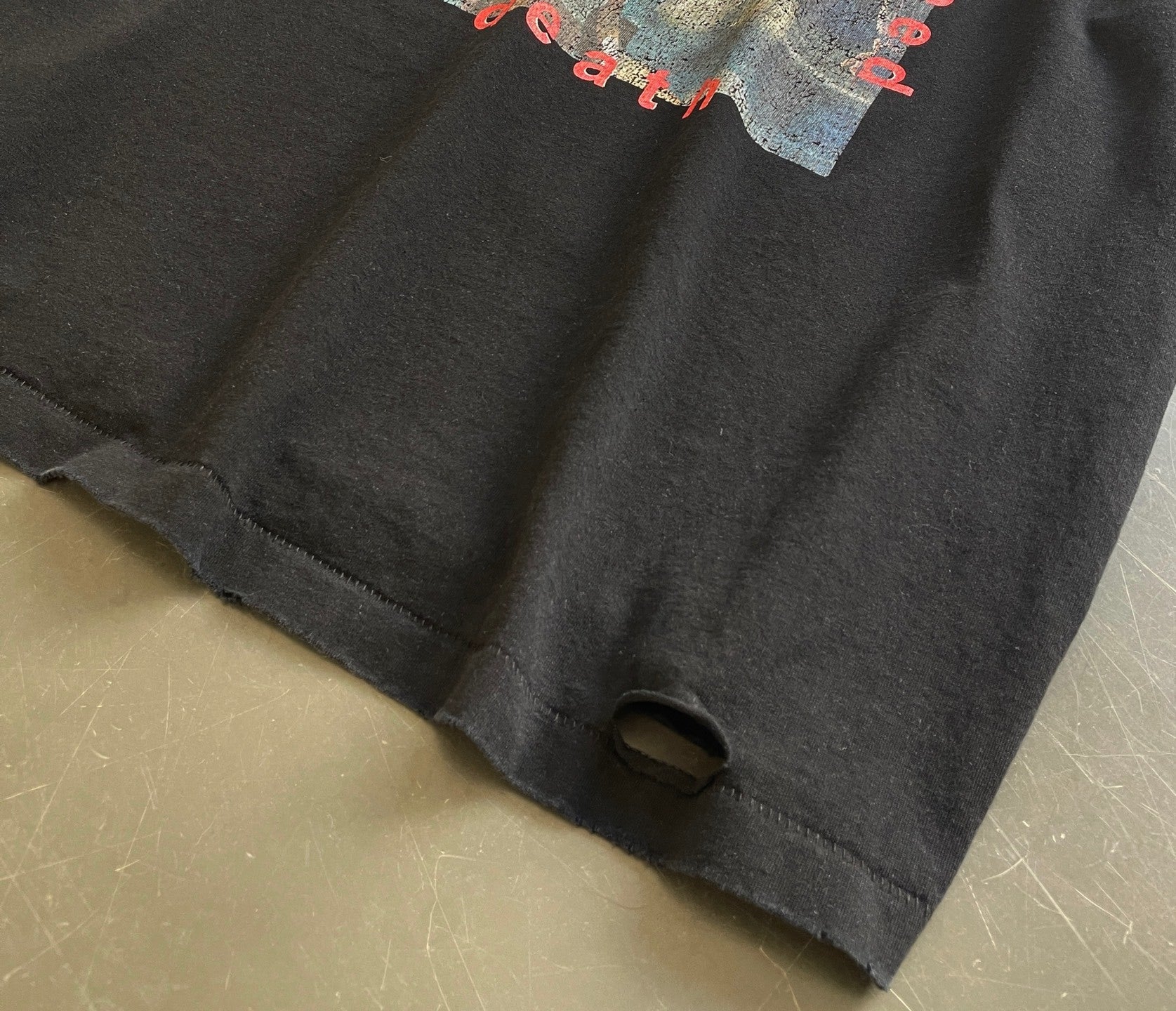 Camiseta gráfica negra desgastada / Camiseta estilo vintage con impresión artística