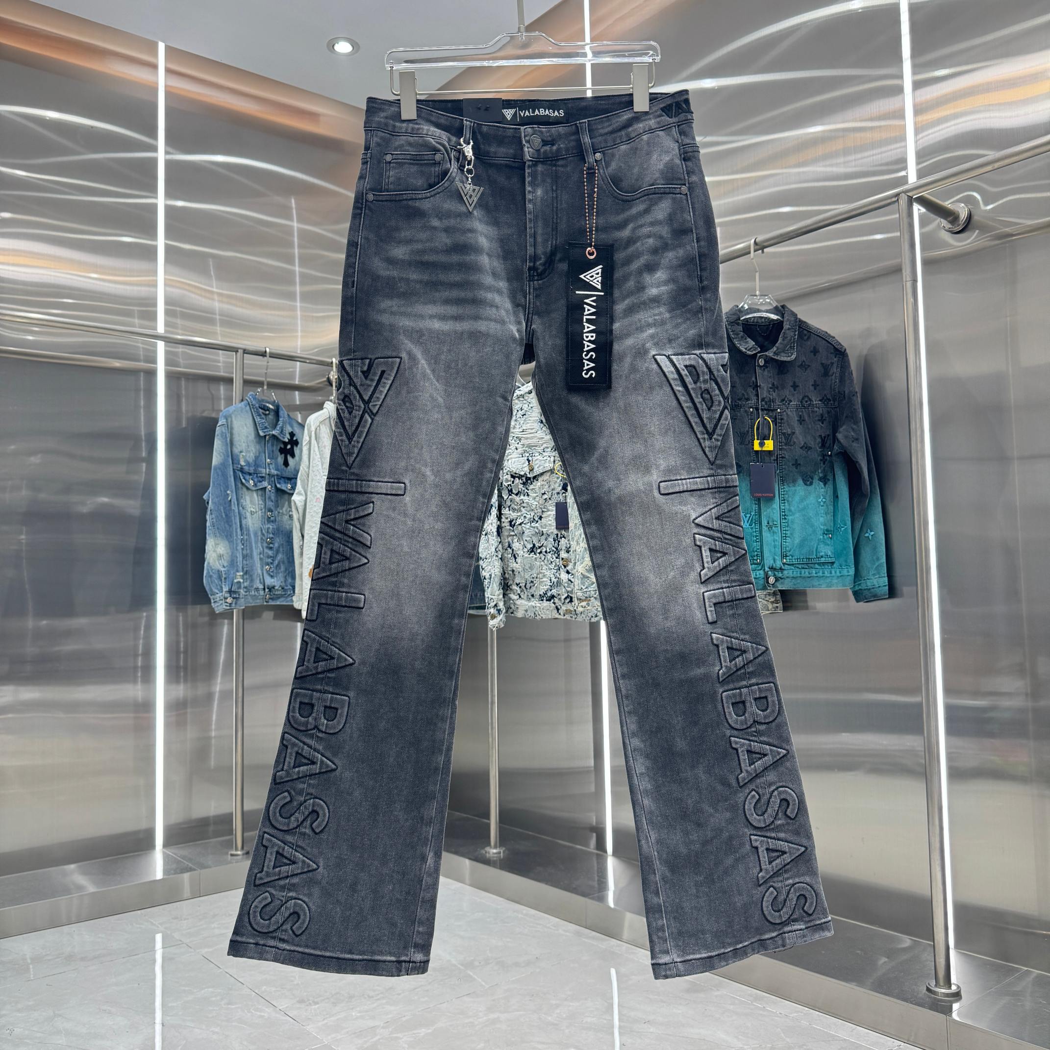 Pantalones vaqueros Valabasas con logotipos en relieve y corte acampanado