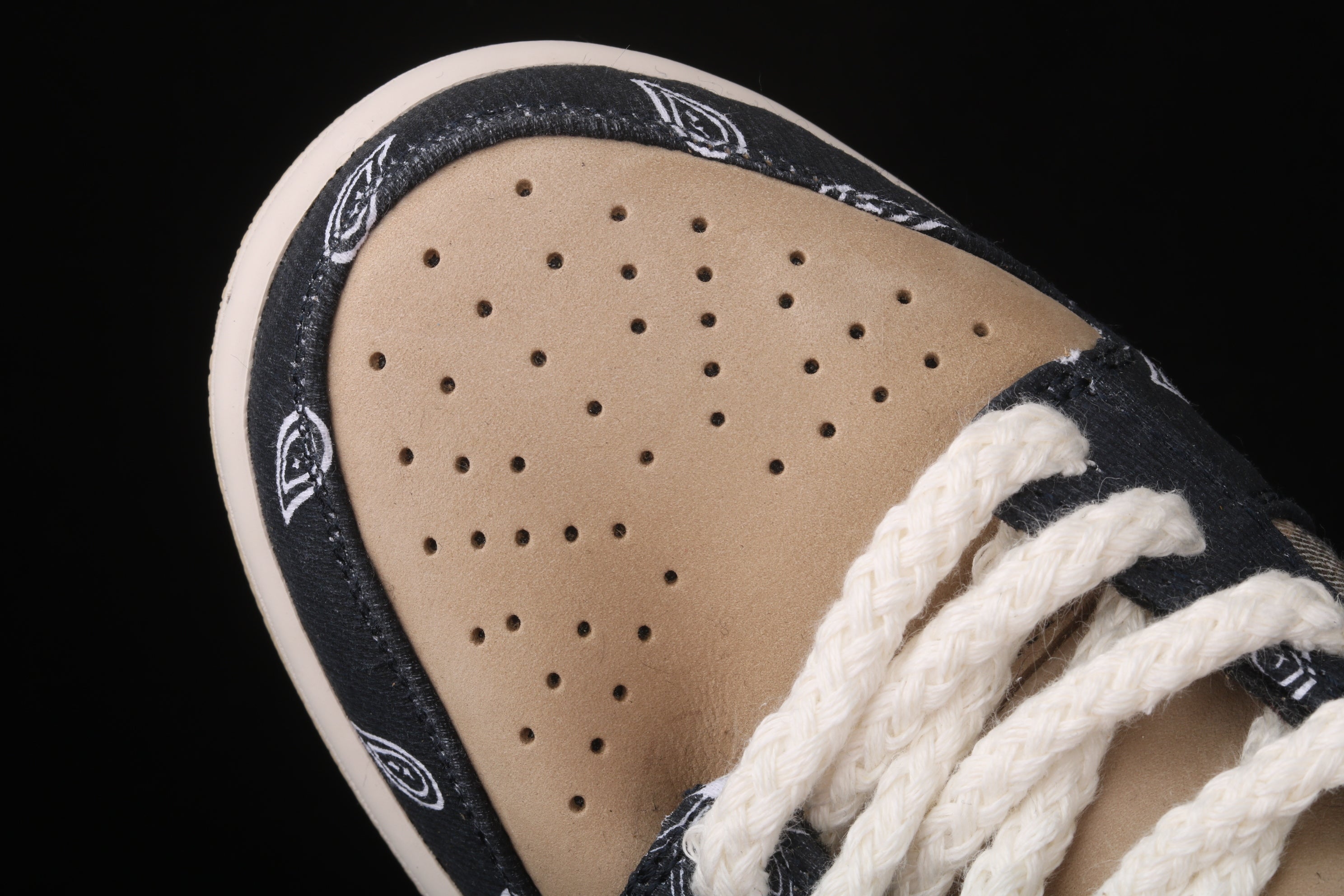 Zapatillas estilo low con estampado bandana / Zapatillas diseño exclusivo combinado