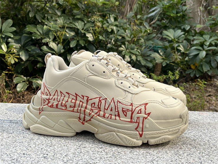 Balenciaga Triple S "DIY Metal" en tono crema/beige con grafiti rojo