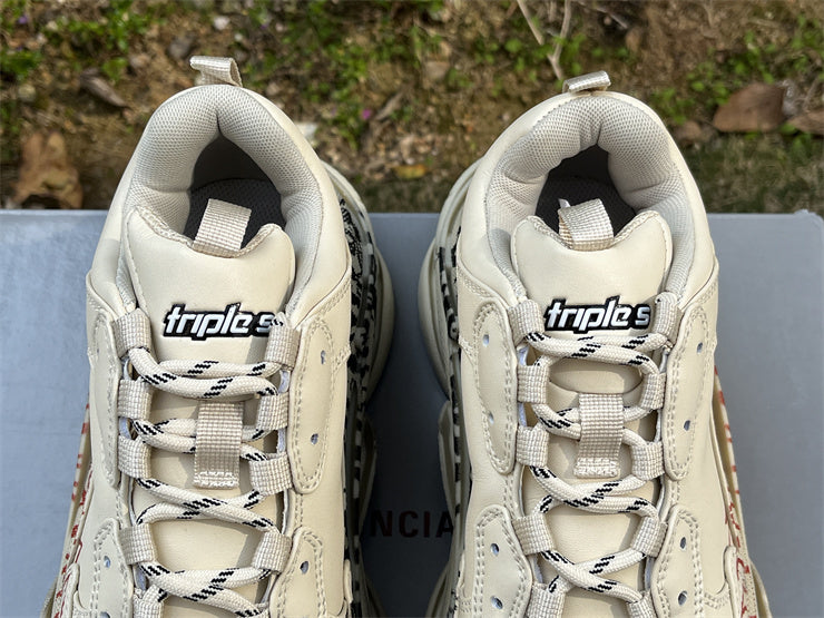Balenciaga Triple S "DIY Metal" en tono crema/beige con grafiti rojo