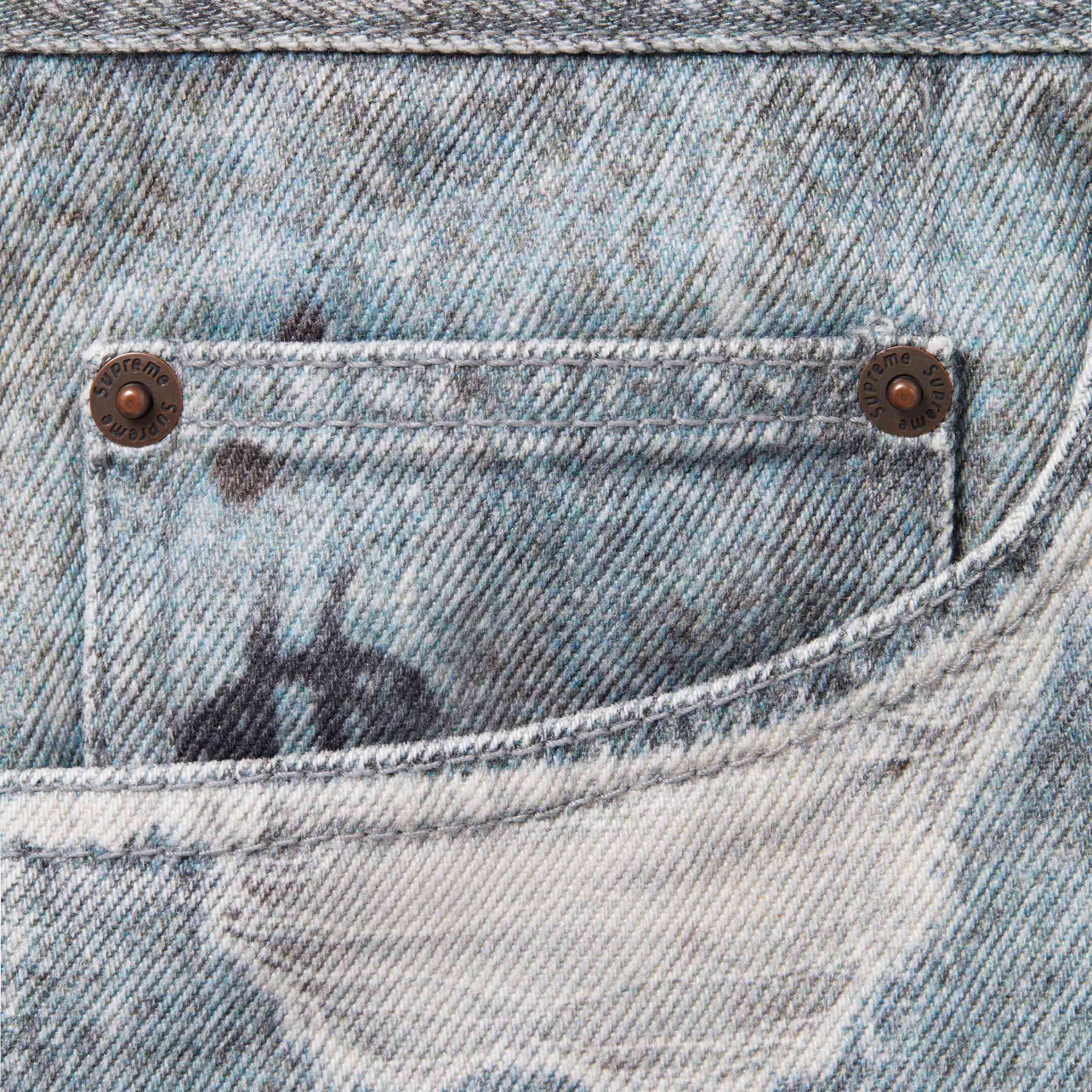 Jeans Supreme – Lavado Desgastado con Gráficos y Parches