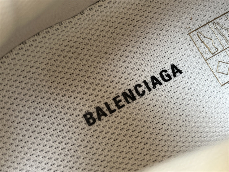 Balenciaga Triple S "DIY Metal" en tono crema/beige con grafiti rojo