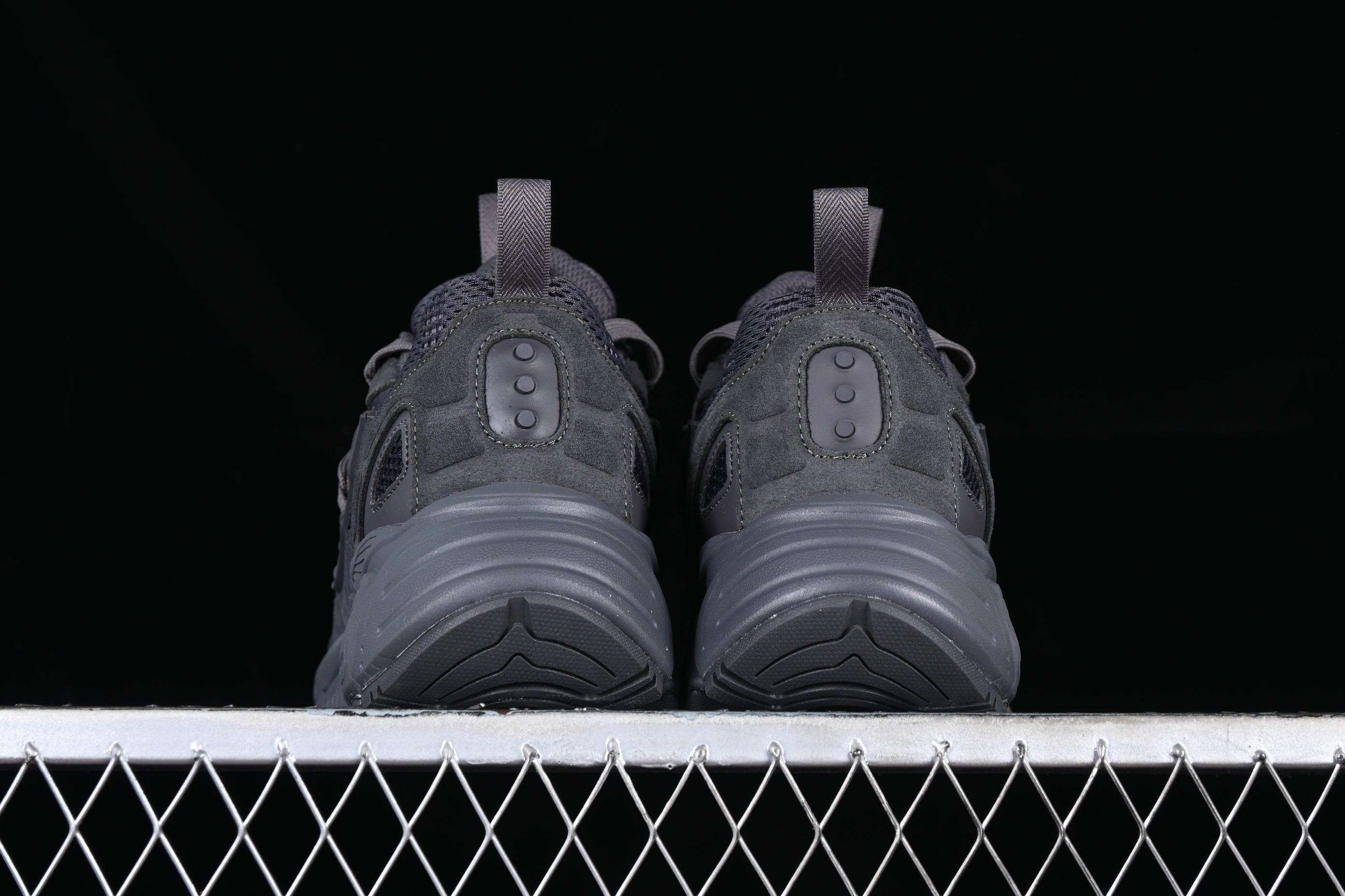 Zapatillas estilo retro chunky gris oscuro / Zapatillas deportivas diseño técnico