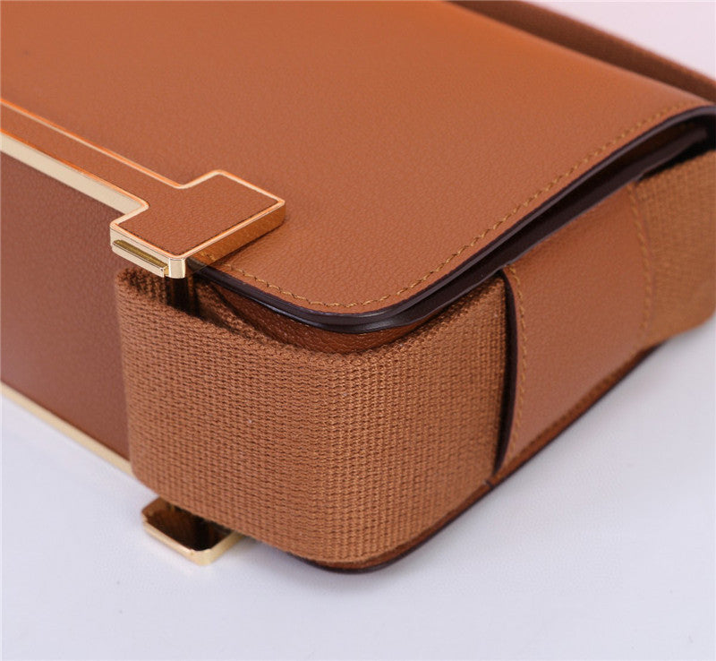 Bolso bandolera diseño elegante con cierre geométrico / Bolso cruzado de lujo accesible
