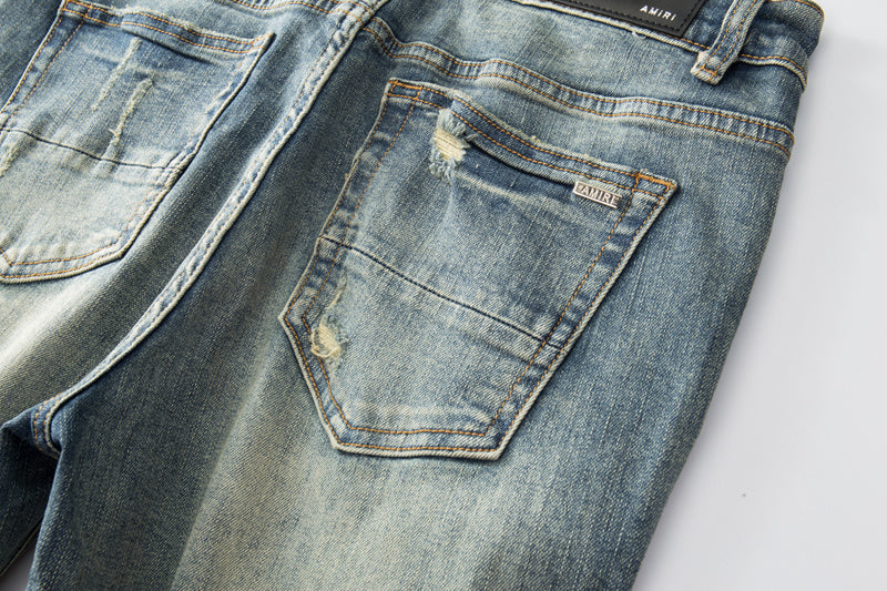 Jeans Azul Lavado con Roturas y Parches de Contraste