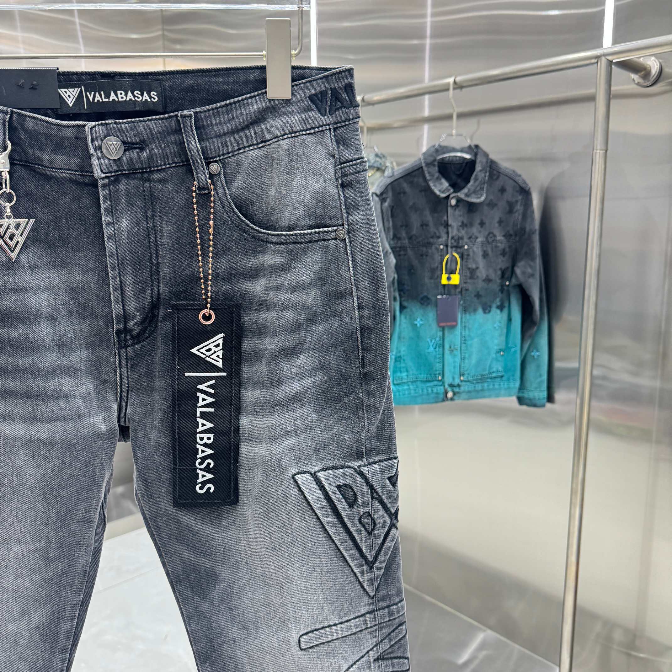 Pantalones vaqueros Valabasas con logotipos en relieve y corte acampanado