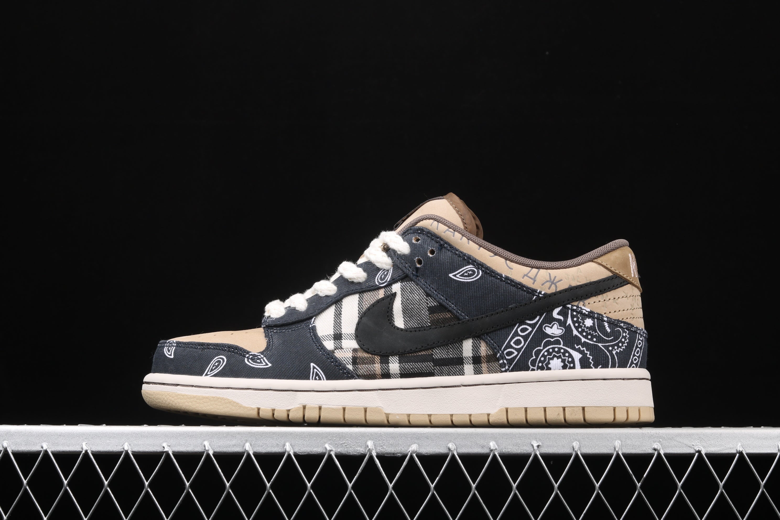 Zapatillas estilo low con estampado bandana / Zapatillas diseño exclusivo combinado