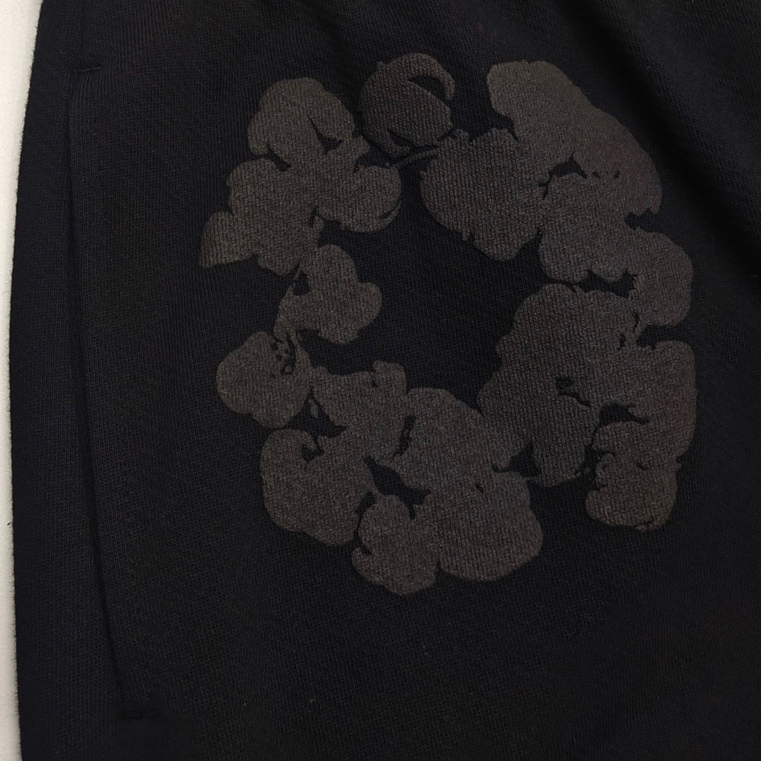 Pantalones Denim Tears – Diseño Corona de Flores Negro