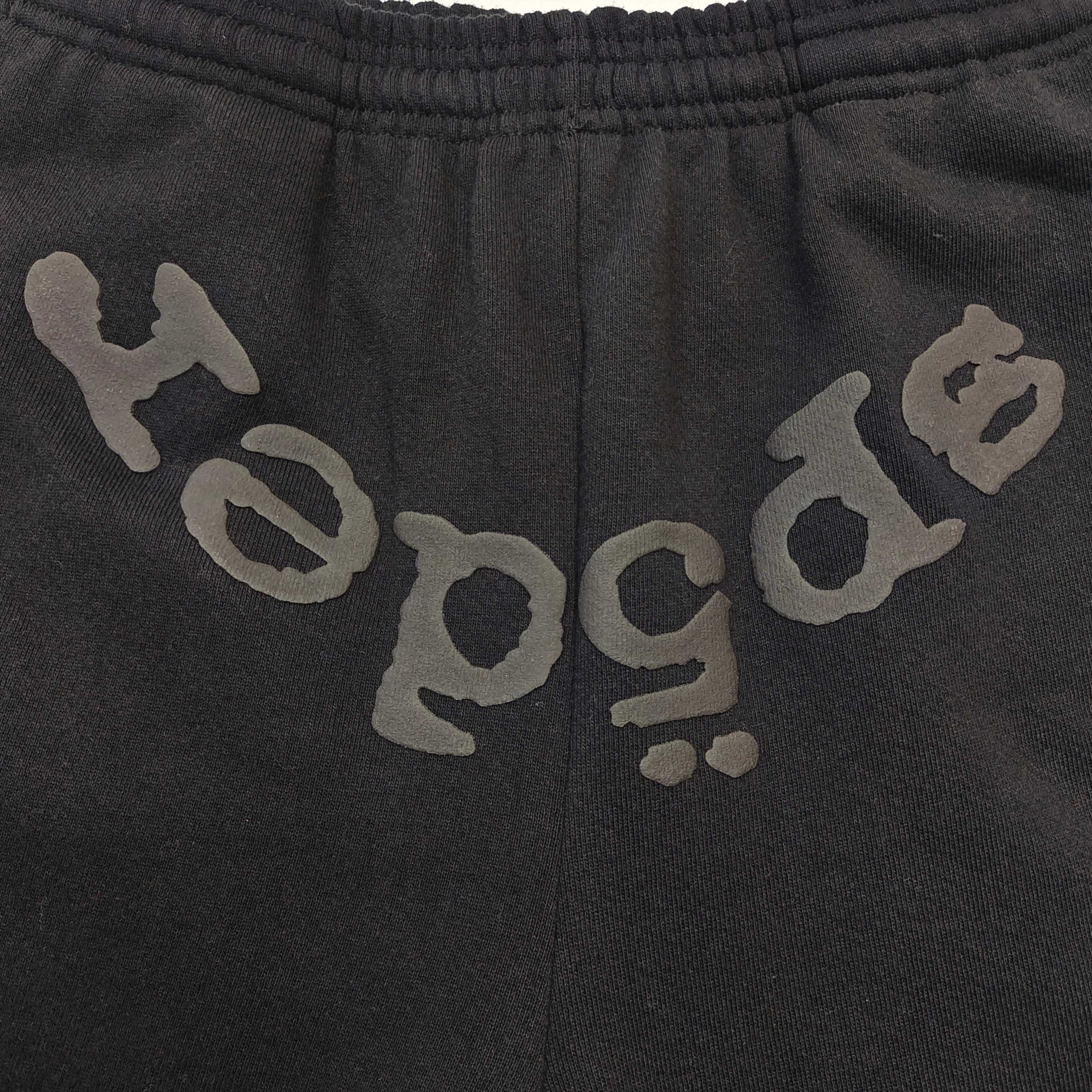 Pantalones Sp5der – Logo Curvo Gris