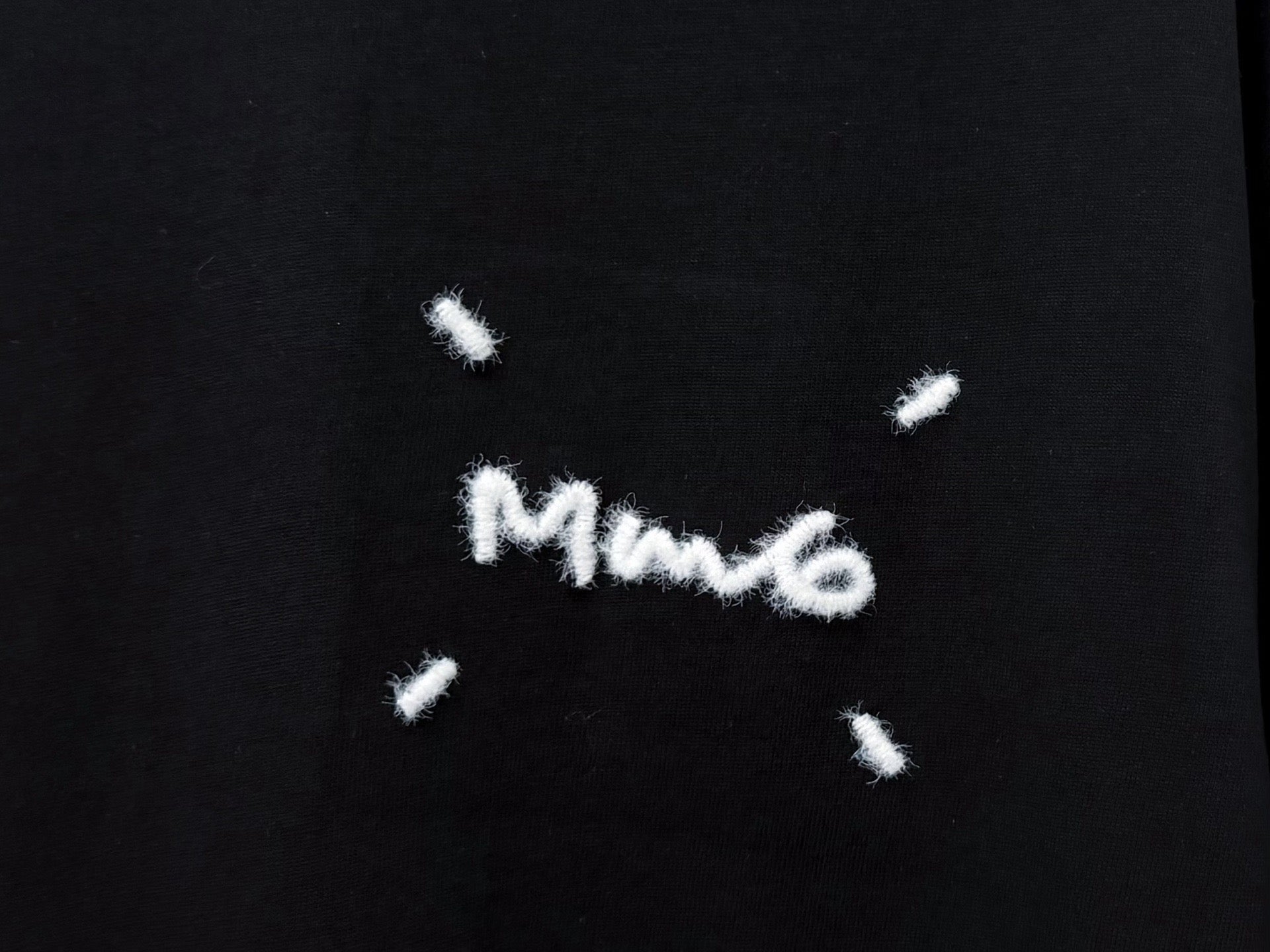 Camiseta MM6 Maison Margiela Bordada – Black
