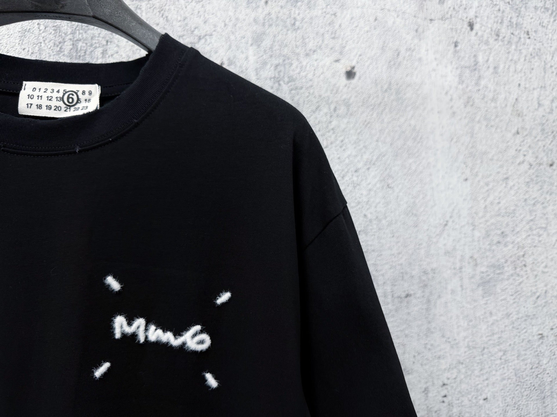 Camiseta MM6 Maison Margiela Bordada – Black