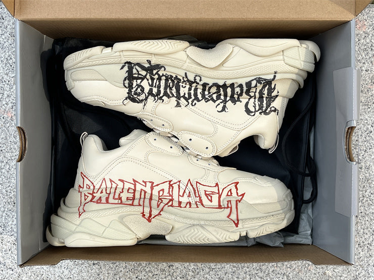 Balenciaga Triple S "DIY Metal" en tono crema/beige con grafiti rojo